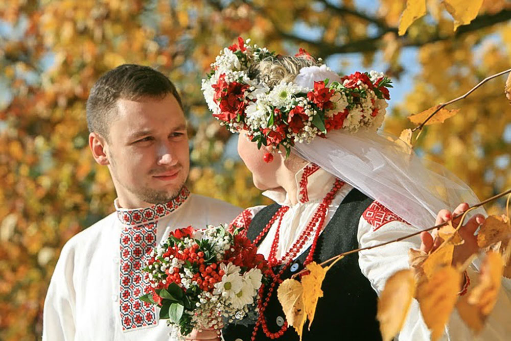 Молодожены в белорусских национальных костюмах