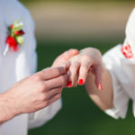 Парень надевает кольцо белорусской девушке