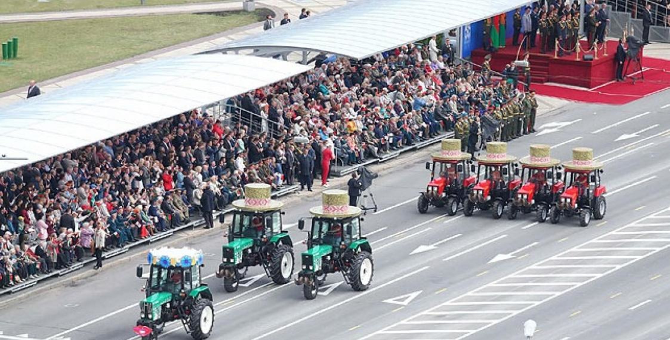 Трактора на параде в Минске