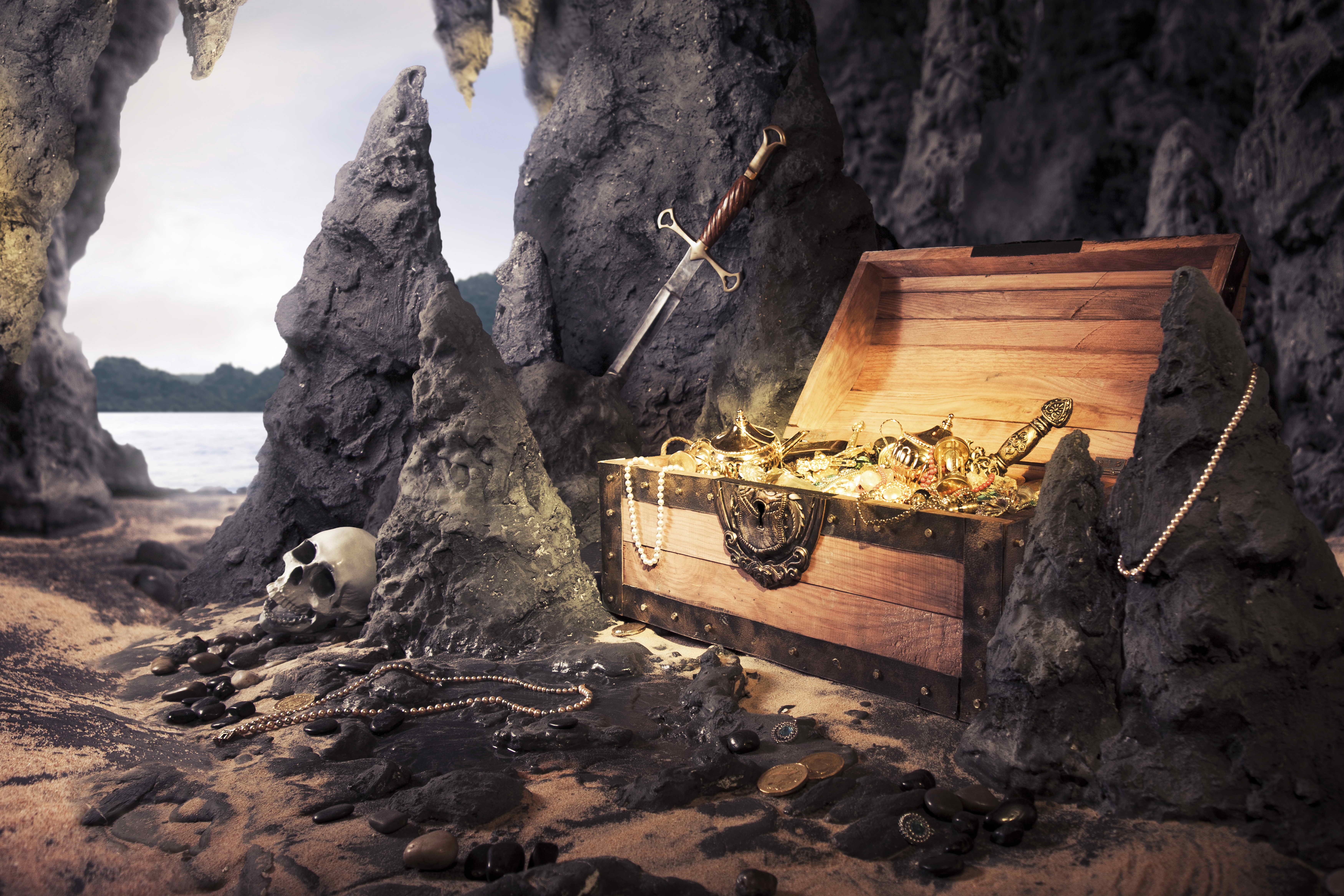 Включи сокровища 3. Пираты Карибского моря сундук в пещере. Пираты Карибского моря пещера с золотом. Остров сокровищ сундук мертвеца. Сундук Монте Кристо.