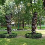 Деревянные скульптуры в парке