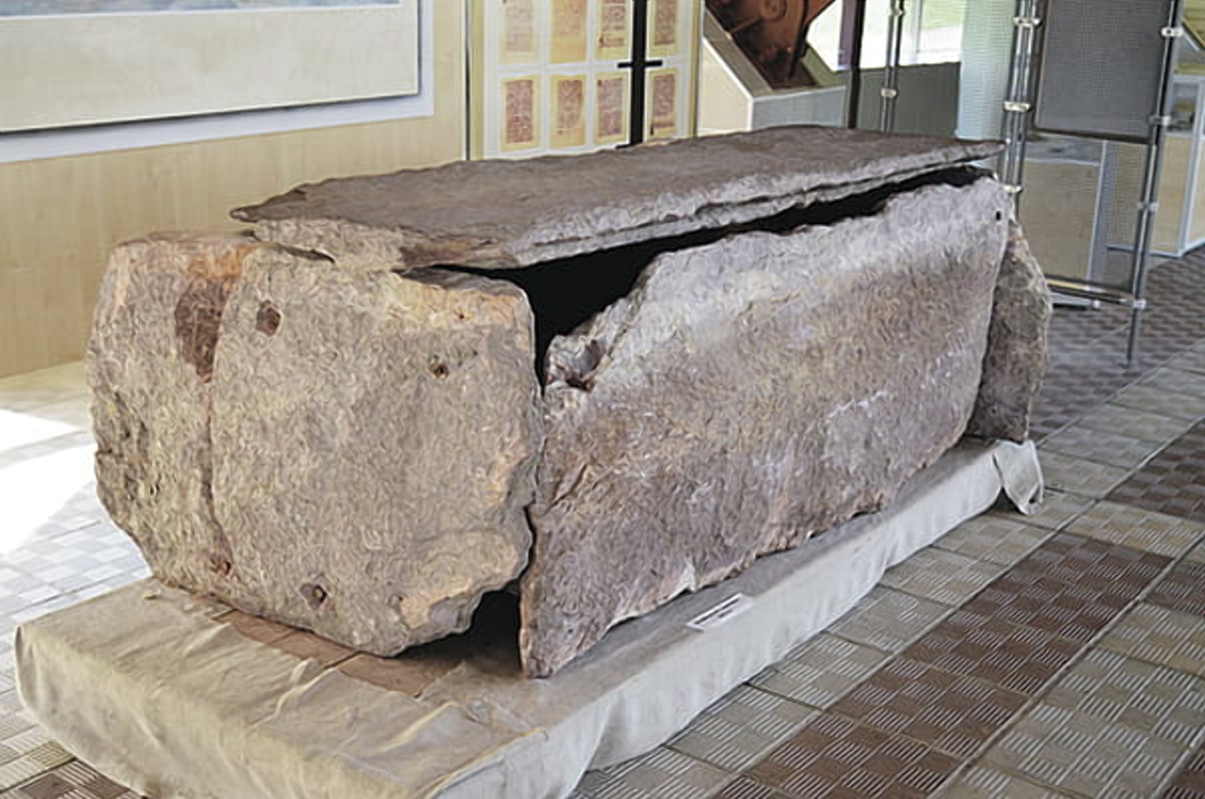 Саркофаги из сланца встречаются только на раскопках в Турове