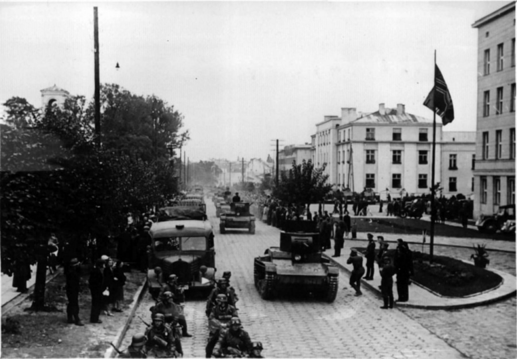 Советская и немецкая техника на улицах Бреста