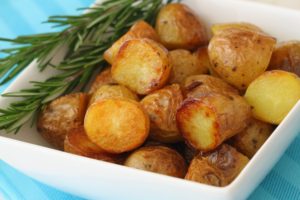 Жареный картофель с зеленью - любимое блюдо всех слоев населения