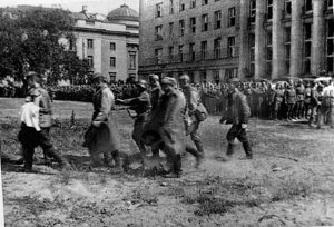 22 июня, вечер, немцы сгоняют бойцов РККА для отправки в лагерь