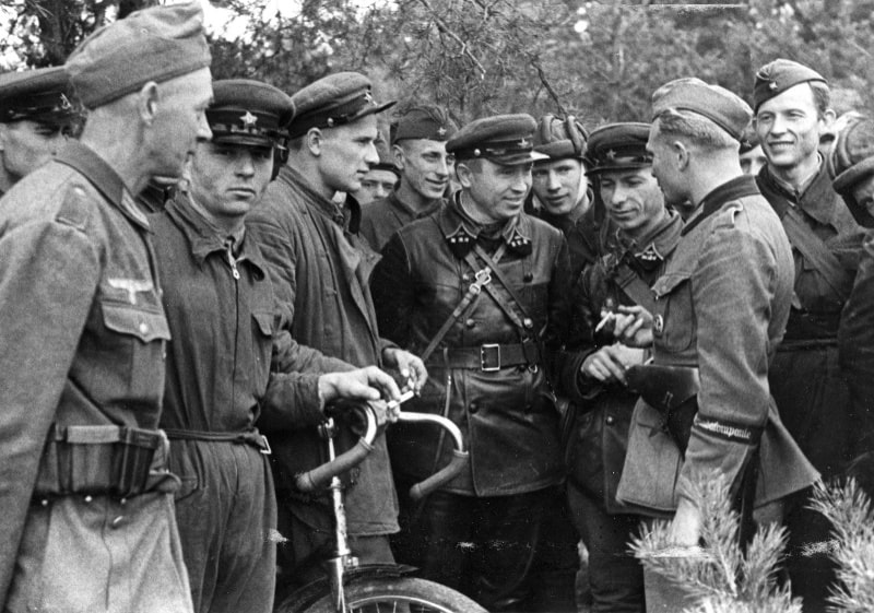 Немцы и офицеры РККА рядом с фортом Берг