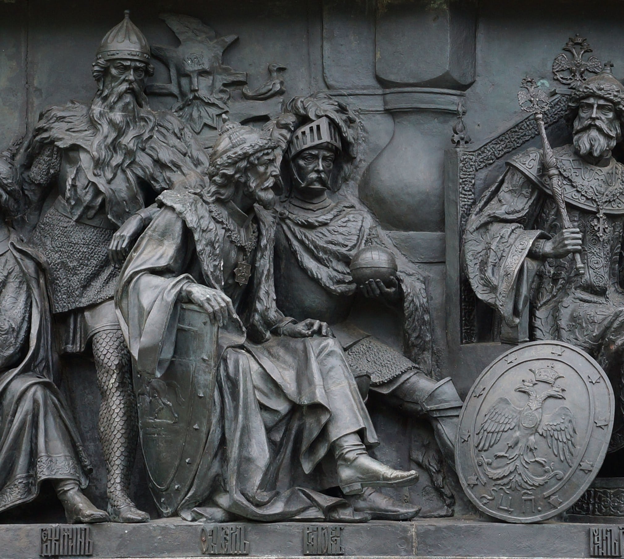 Ольгерд в рыцарском шлеме на памятнике в Новгороде