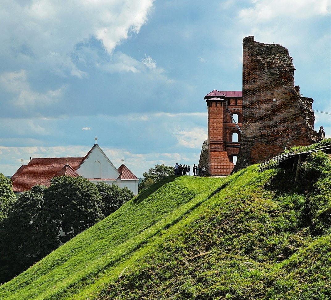 Руины величественного замка на рукотворной горе в Новогрудке