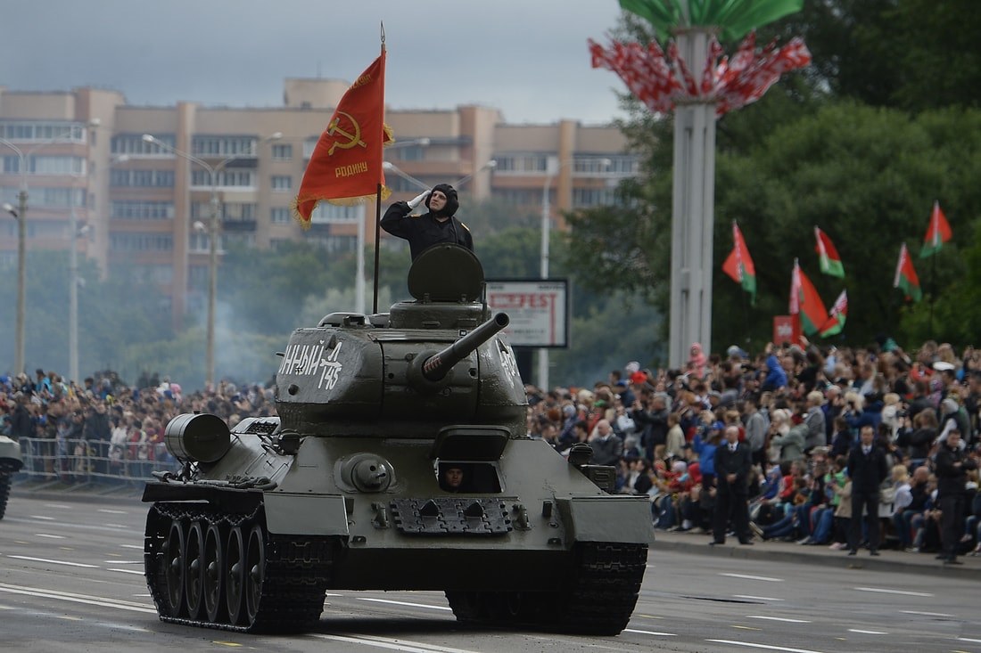 Впереди танк Т-34 с флагом СССР