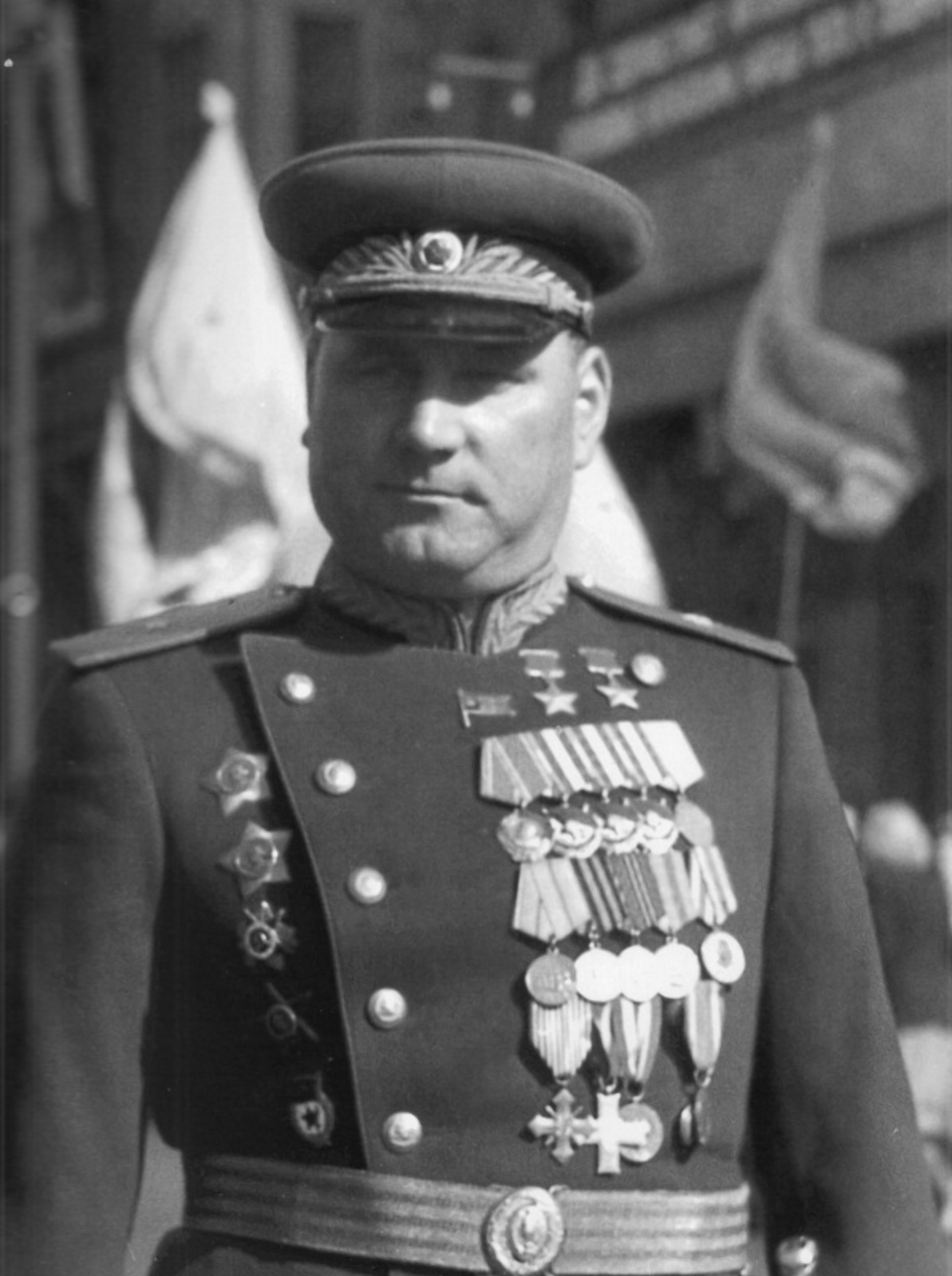 Дважды Герой Советского Союза белорус Иван Якубовский на параде 1945 года