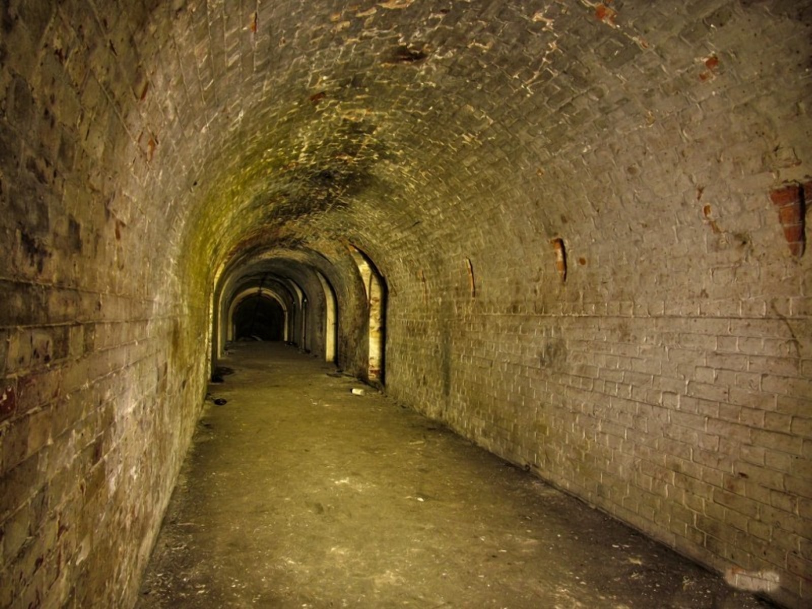 Тоннель соединящий вокзал и крепость был перед войной зысыпан