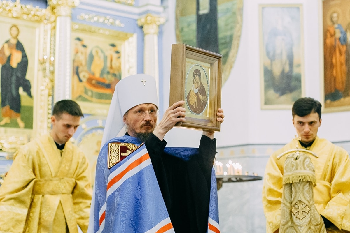 Митрополит Вениамин наградил российского посла