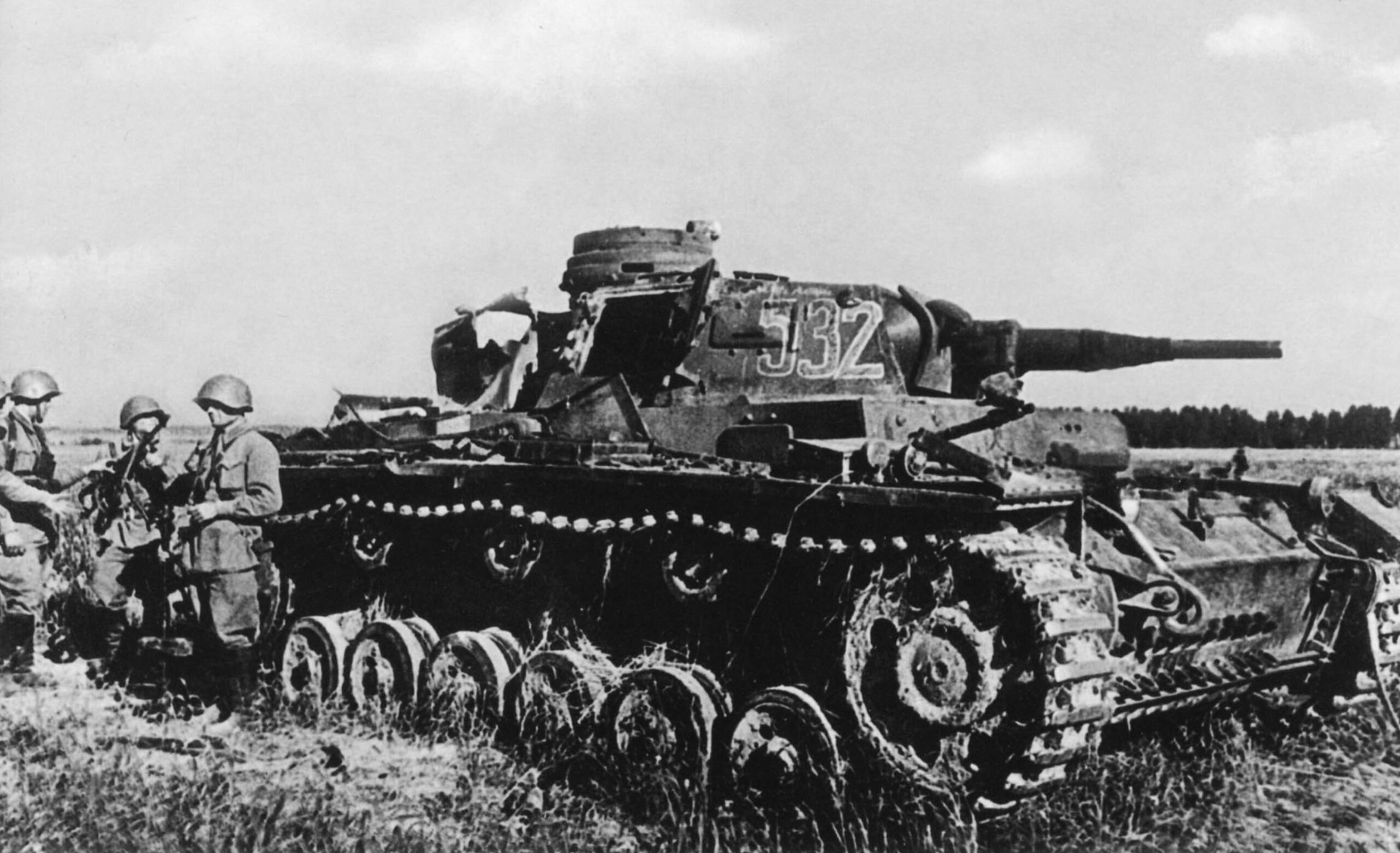Подбитый огнем немецкий танк