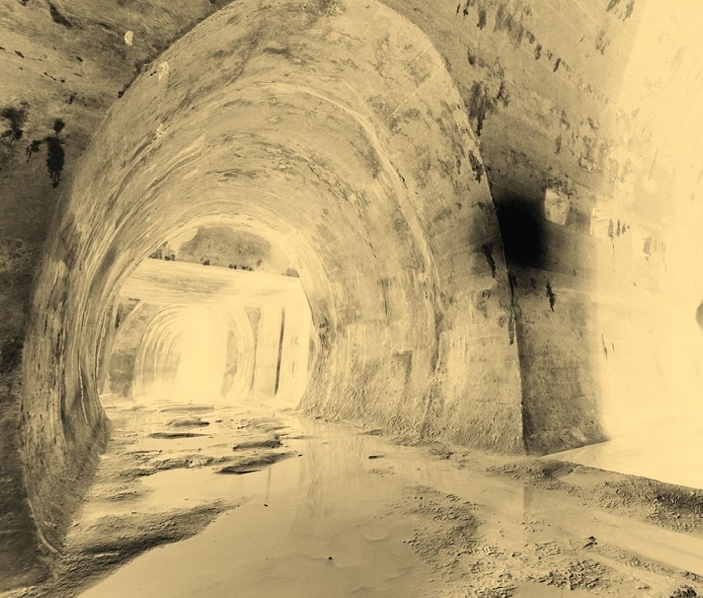 Бетонный основной тоннель был полуразрушен