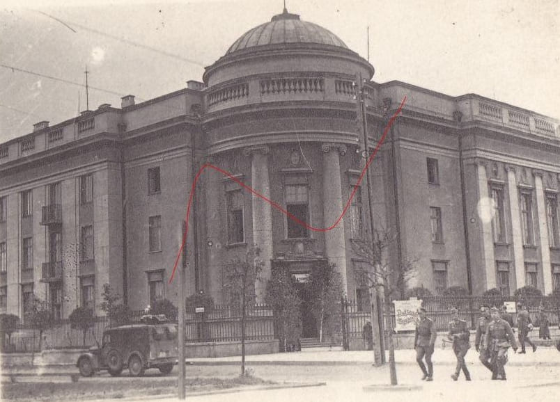 В центре города остались целыми здания обкома, госбанка, управления НКВД.