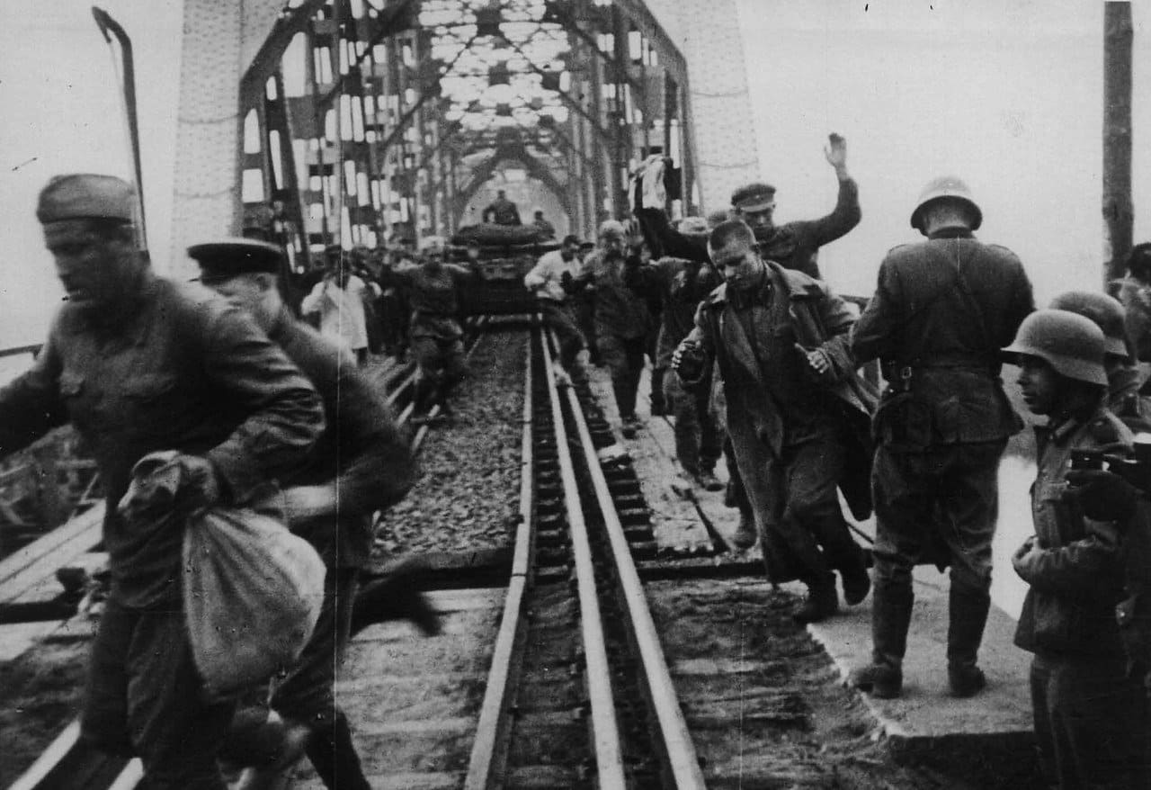 Немцы врасплох захватили солдат НКВД охраняющих мост