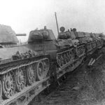 Танки Т-34 стояли брошенные на платформах