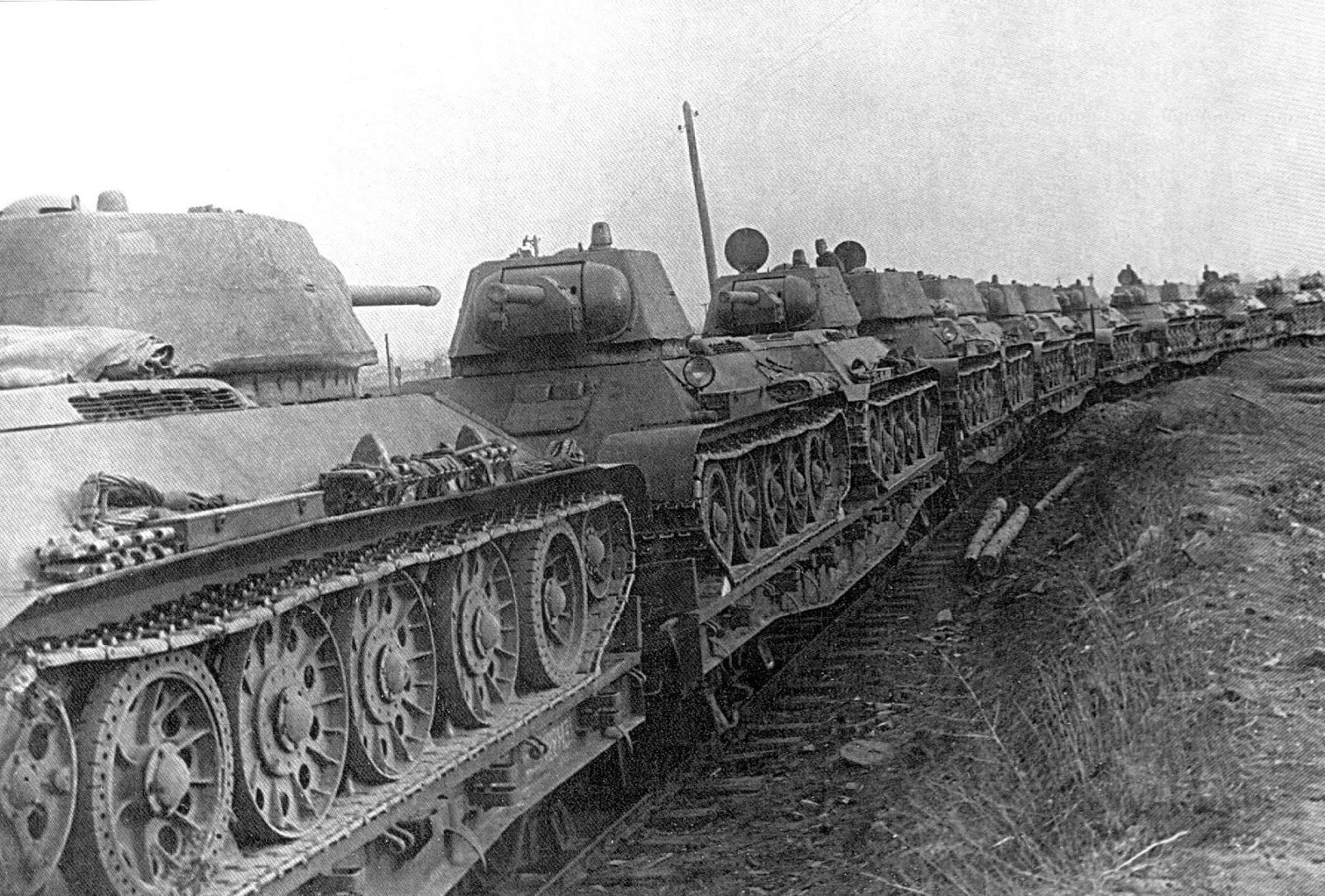 Танки Т-34 стояли брошенные на платформах