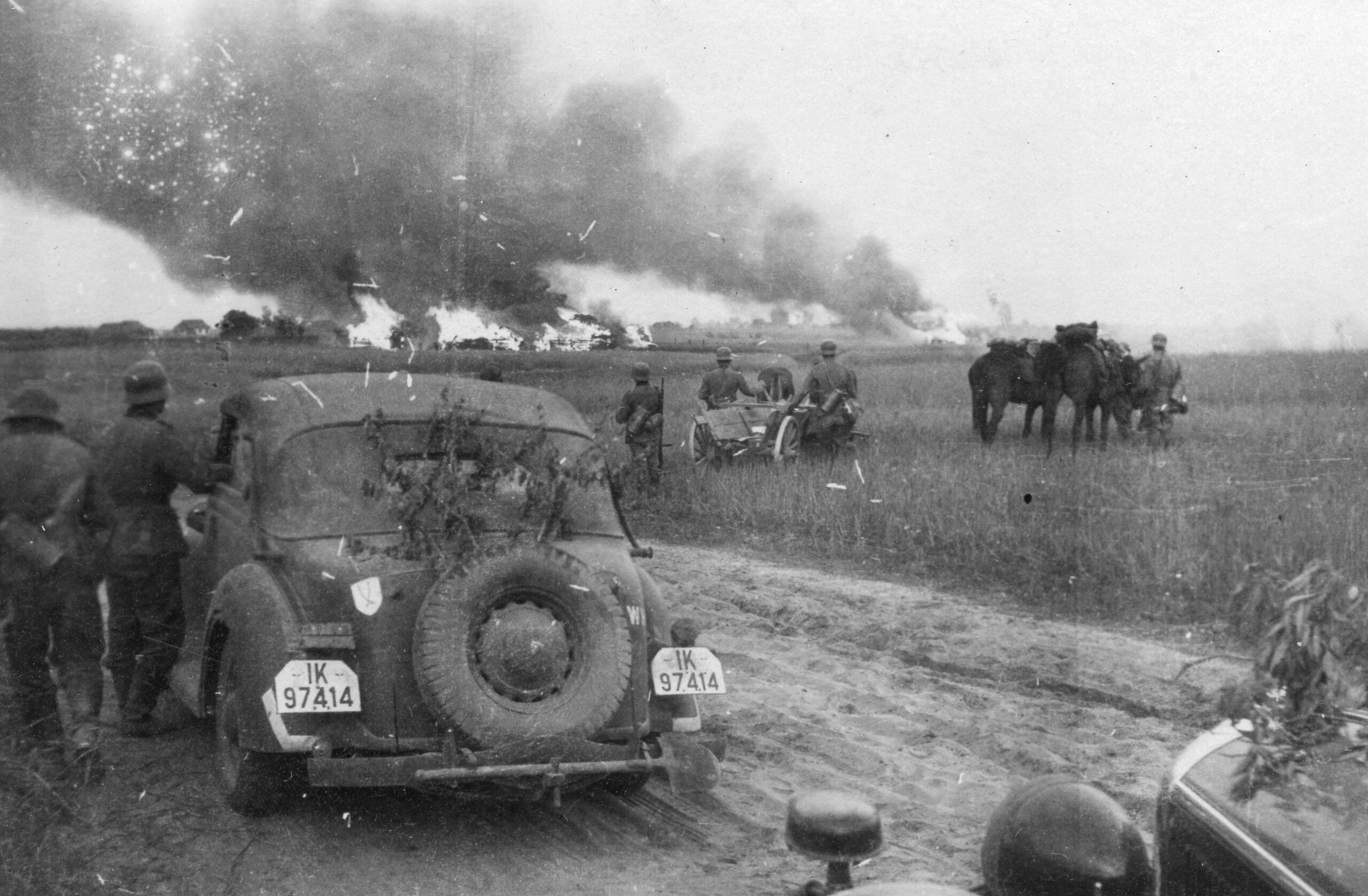 Гитлеровцы продвинулись на 20 километров вглубь территории БССР