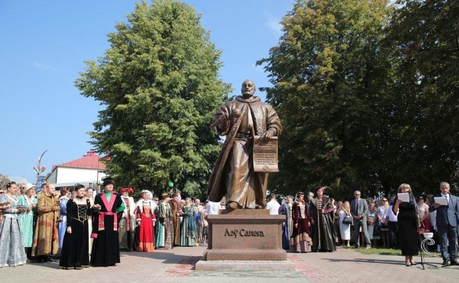 Льву Сапеге в Беларуси открывают памятники и называют в его честь улицы