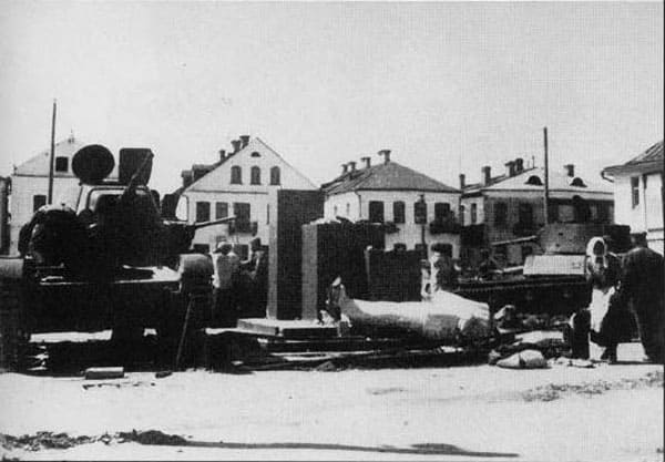 Разбитые советские танки в Кобрине
