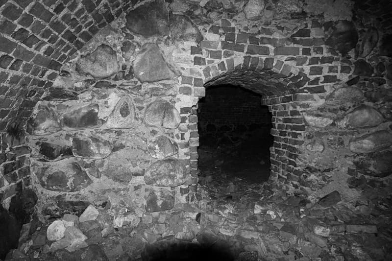 Кирпич и дикий камень в подземелье