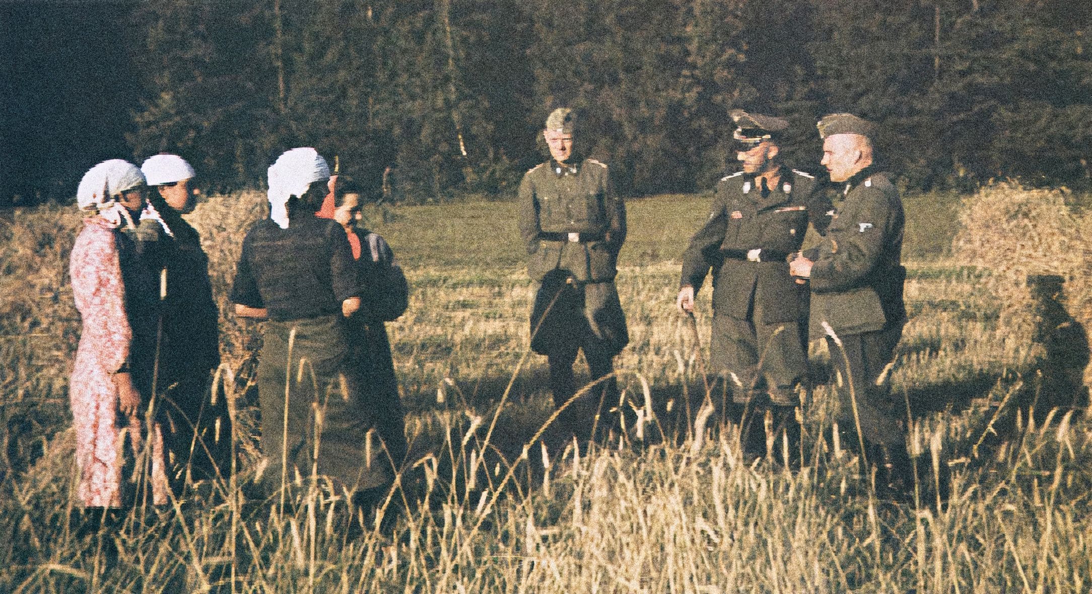 Гимлер позирует с местным населением на пути из Баранович в Минск