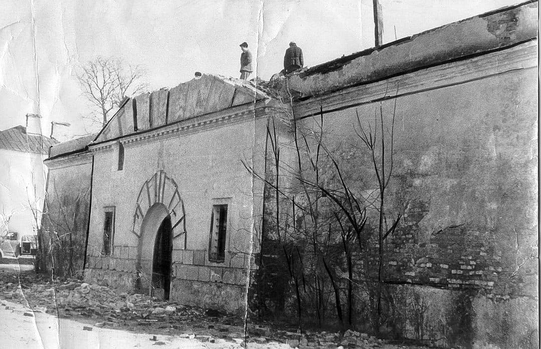 Главный вход в Пружанскую тюрьму, незадолго до сноса в 1962 году.
