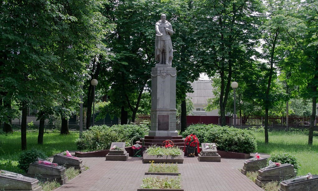 Сквер и могила генерала Пуганова в Кобрине