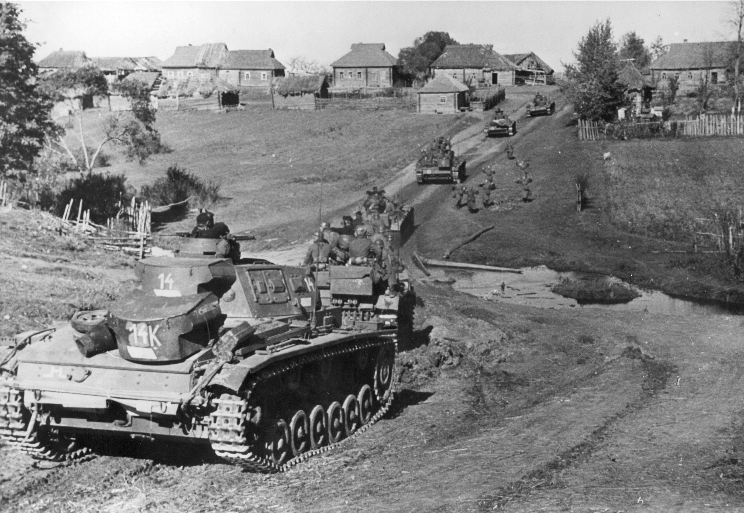Танковые колонны вермахта двигались от границы