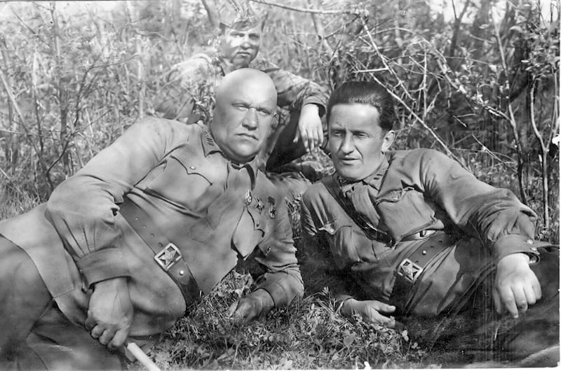 Командир 447-го пушечного полка полковник Маврин (слева)