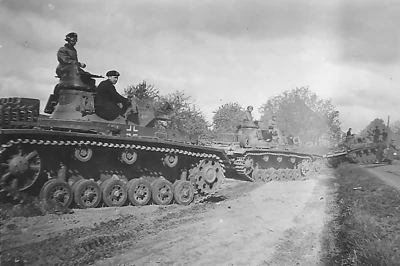 Немецкие танковые дивизии наступали по Варшавскому шоссе