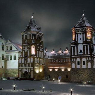Мирский замок ночью